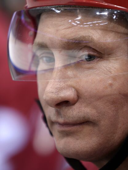 Vladimir Putin takes part in friendly hockey match