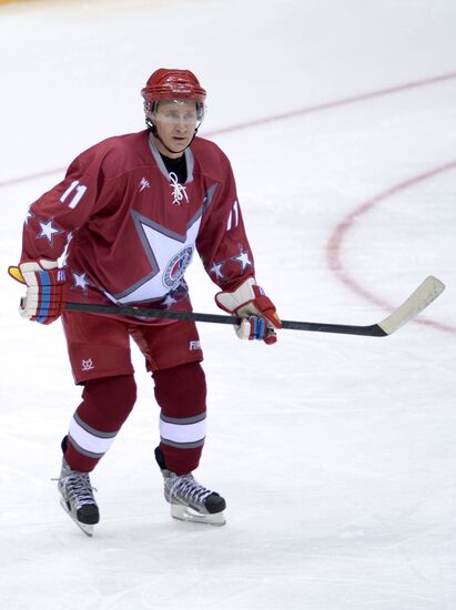Vladimir Putin takes part in friendly hockey match