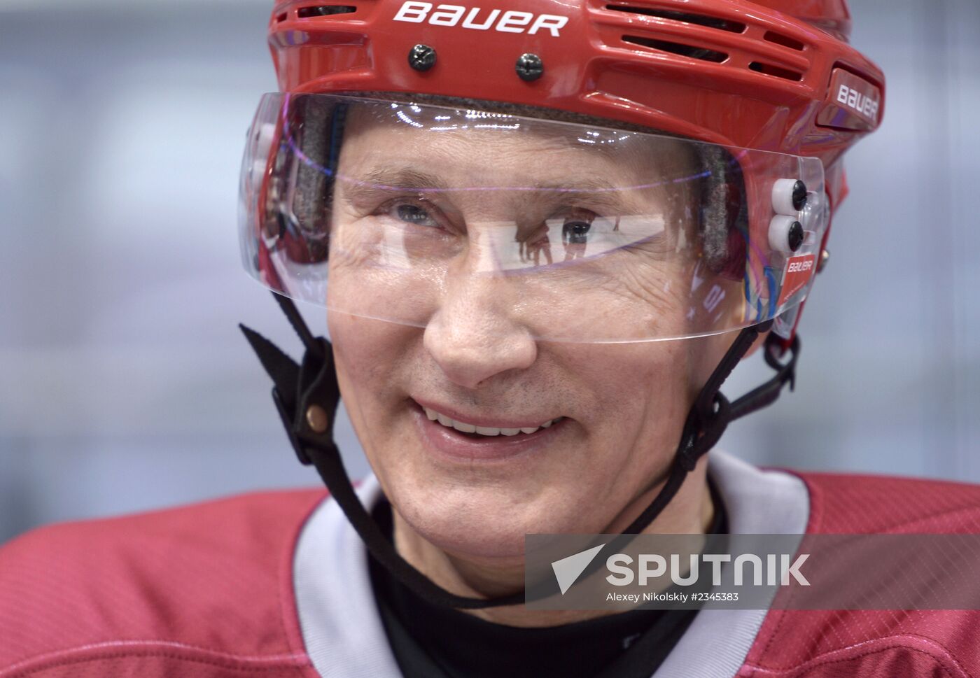 Vladimir Putin takes part in friendly hockey match