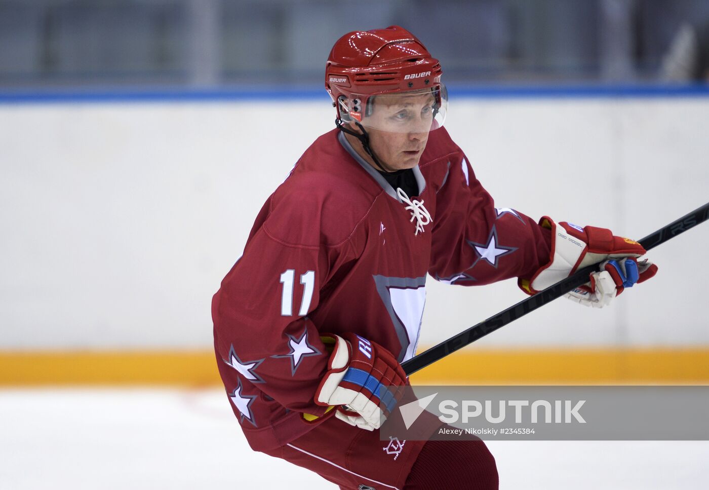 Vladimir Putin takes part in friendly hockey match