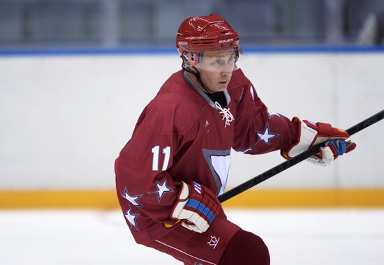 Vladimir Putin takes part in friendly hockey match