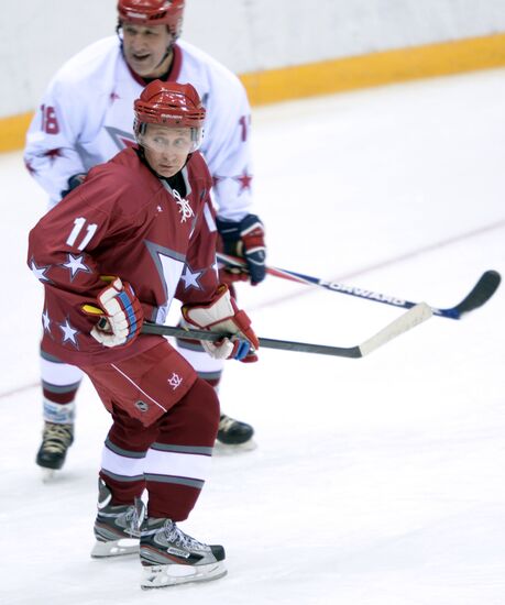 Vladimir Putin takes part in friendly hockey match