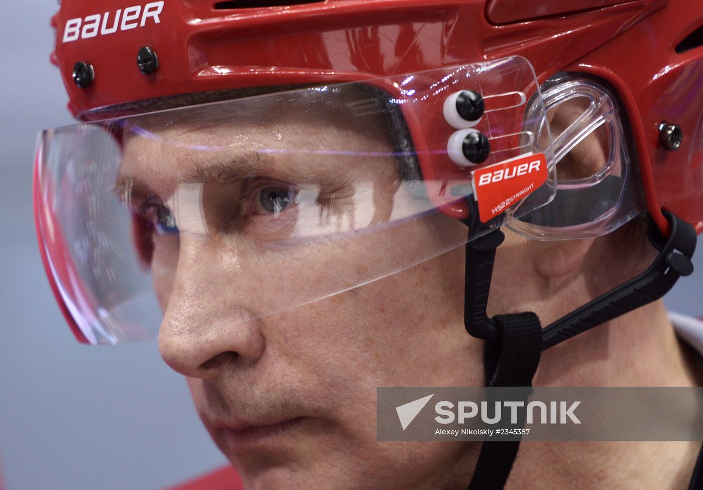 Vladimir Putin takes part in friendly hockey match
