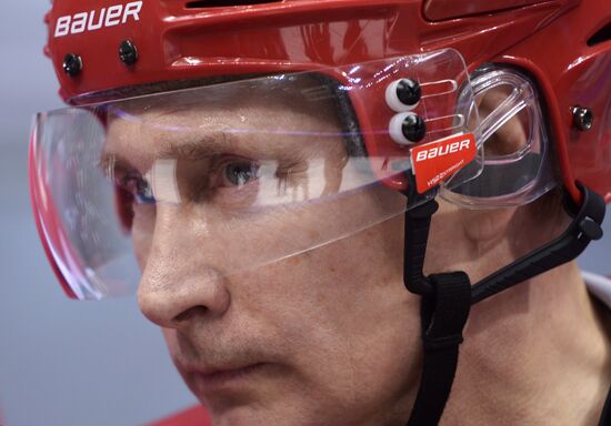 Vladimir Putin takes part in friendly hockey match