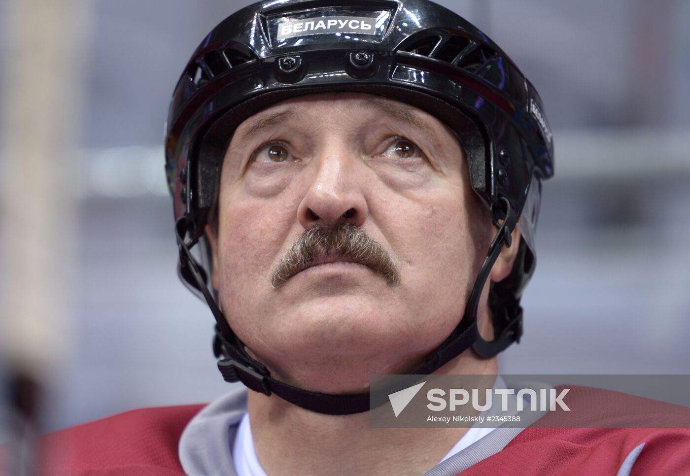 Vladimir Putin takes part in friendly hockey match