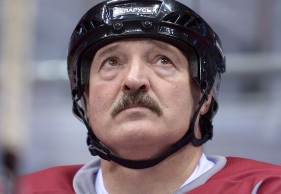 Vladimir Putin takes part in friendly hockey match