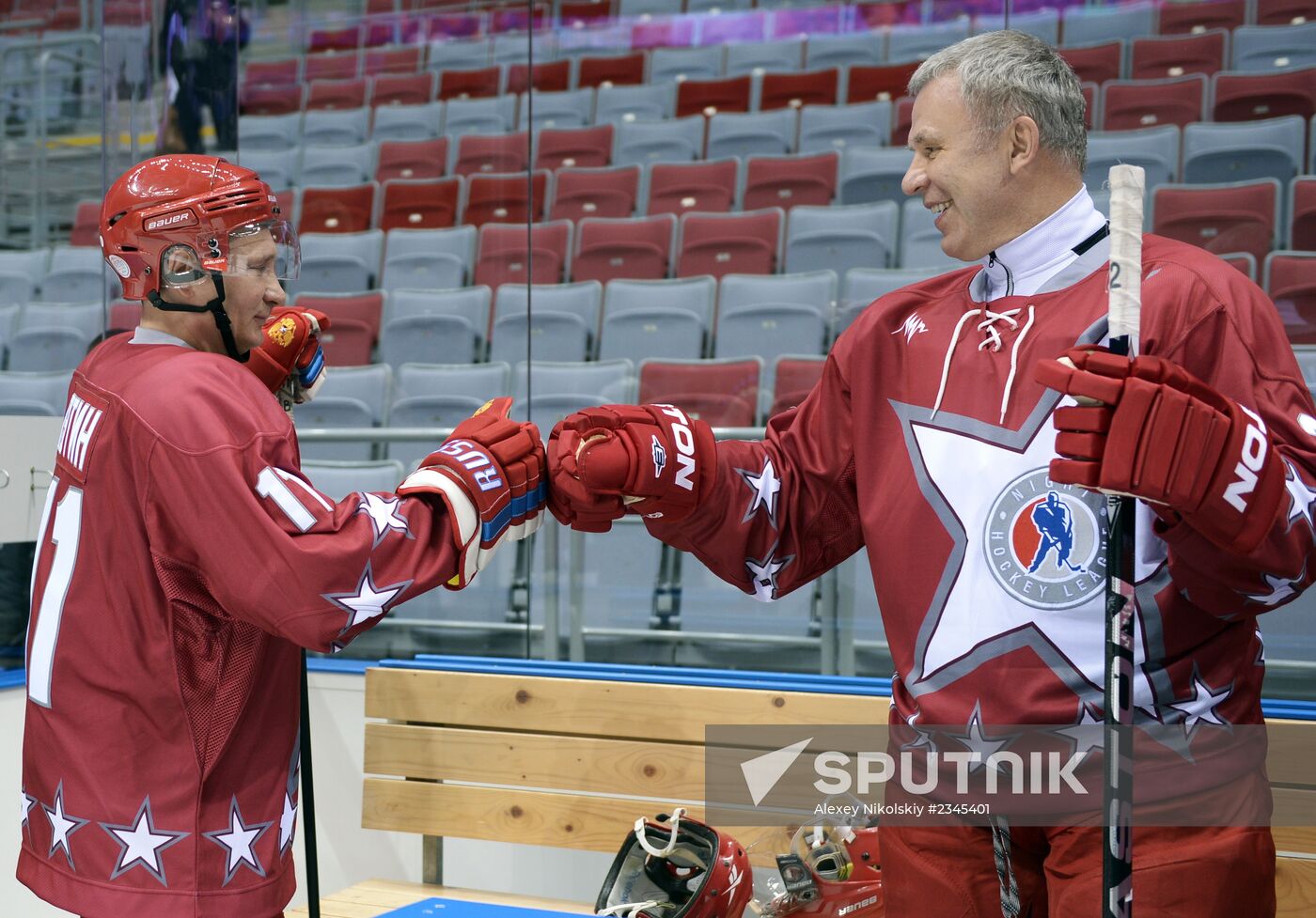 Vladimir Putin takes part in friendly hockey match