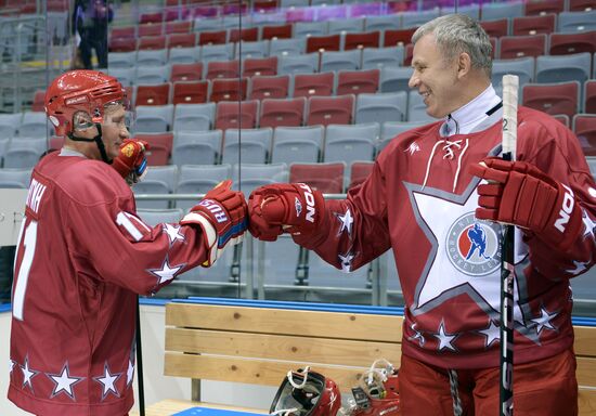 Vladimir Putin takes part in friendly hockey match