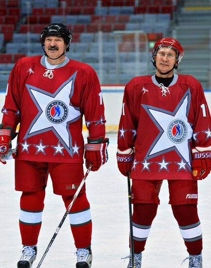 Vladimir Putin takes part in friendly hockey match