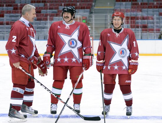 Vladimir Putin takes part in friendly hockey match