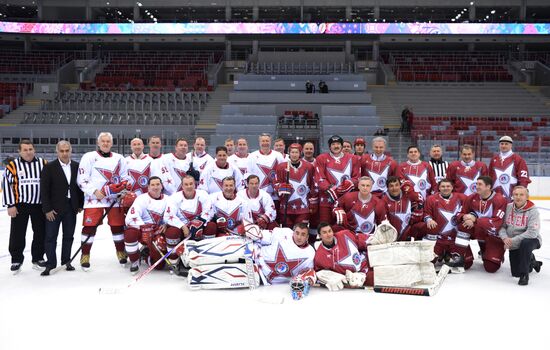 Vladimir Putin takes part in friendly hockey match