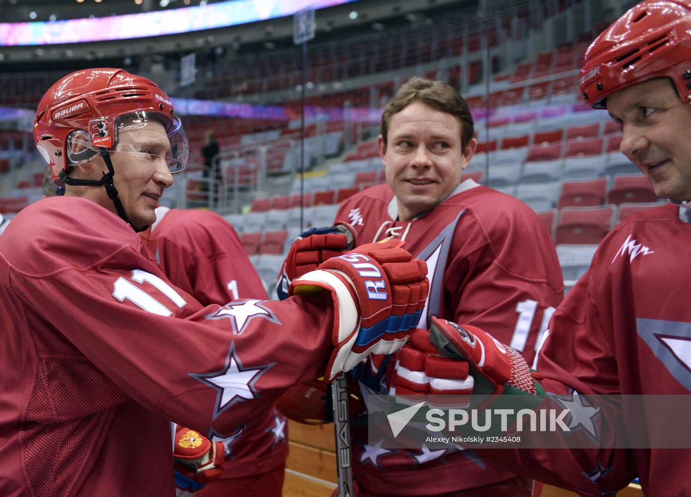 Vladimir Putin takes part in friendly hockey match