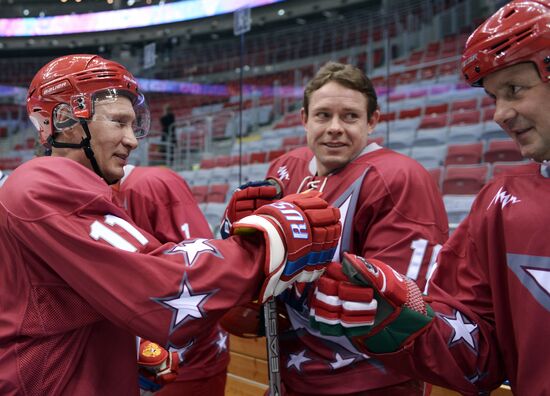 Vladimir Putin takes part in friendly hockey match