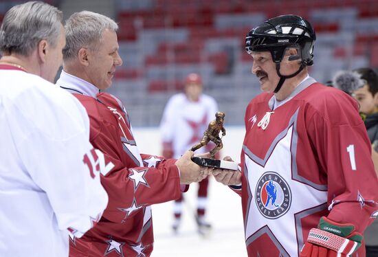 Vladimir Putin takes part in friendly hockey match
