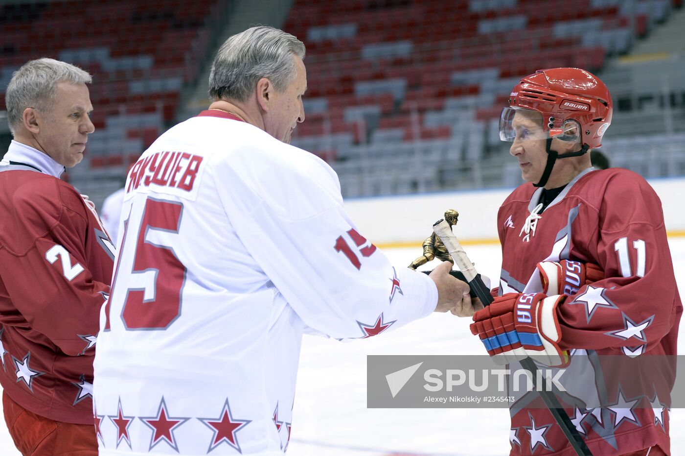 Vladimir Putin takes part in friendly hockey match
