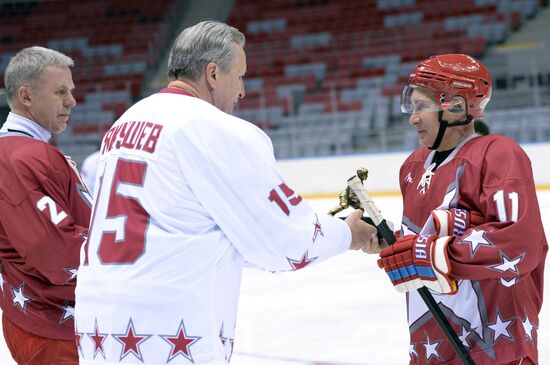 Vladimir Putin takes part in friendly hockey match