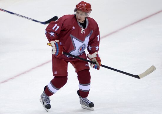 Vladimir Putin takes part in friendly hockey match