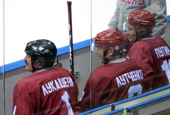 Vladimir Putin takes part in friendly hockey match