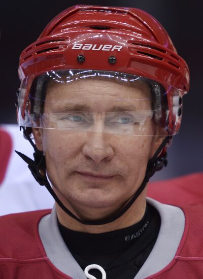 Vladimir Putin takes part in friendly hockey match