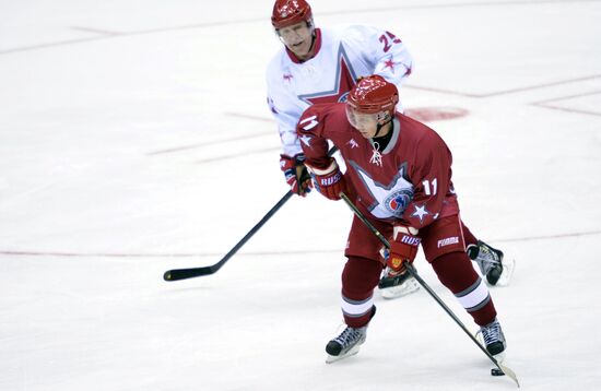 Vladimir Putin takes part in friendly hockey match