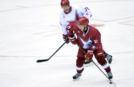 Vladimir Putin takes part in friendly hockey match
