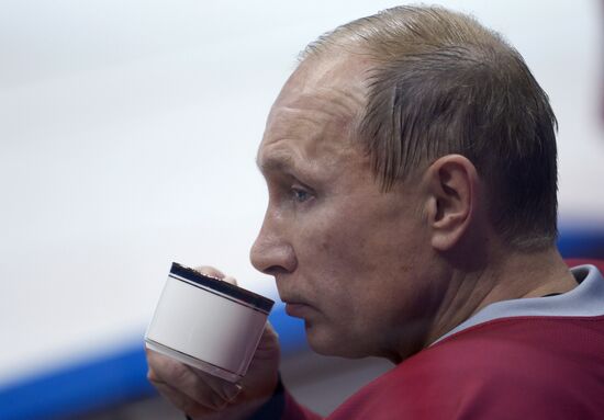 Vladimir Putin takes part in friendly hockey match