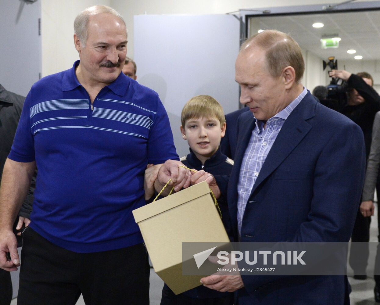 Vladimir Putin takes part in friendly hockey match