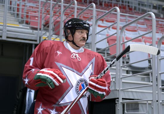 Vladimir Putin takes part in friendly hockey match