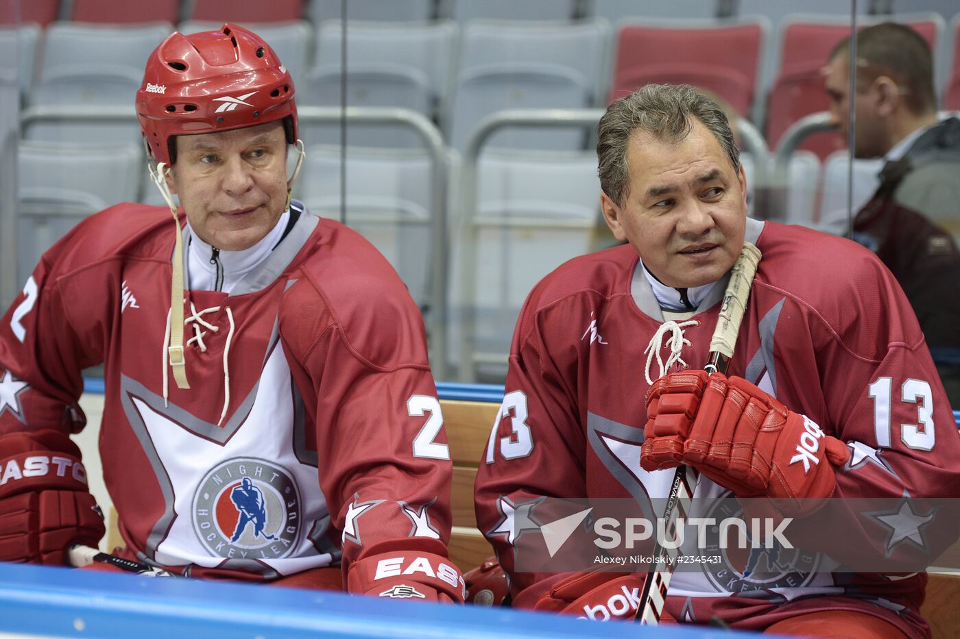 Vladimir Putin takes part in friendly hockey match
