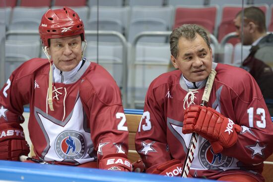Vladimir Putin takes part in friendly hockey match