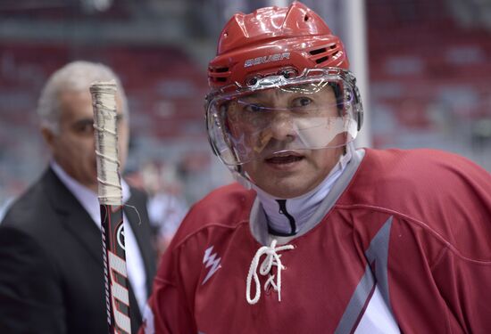 Vladimir Putin takes part in friendly hockey match