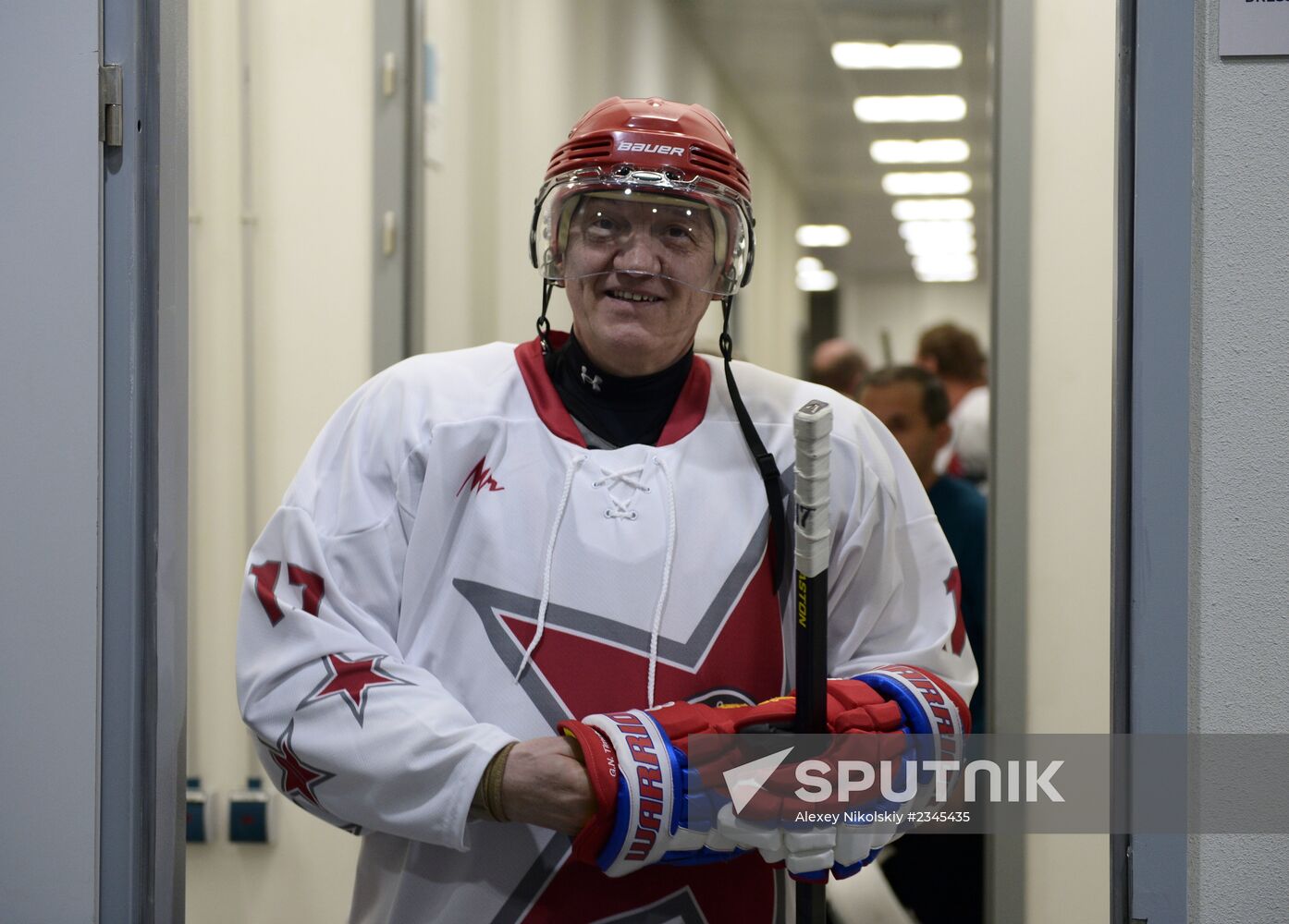 Vladimir Putin takes part in friendly hockey match