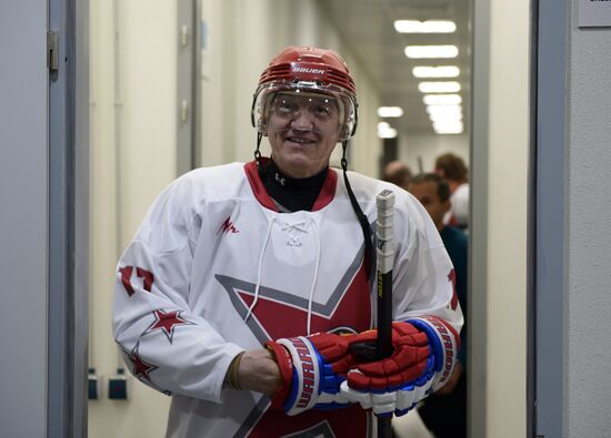 Vladimir Putin takes part in friendly hockey match
