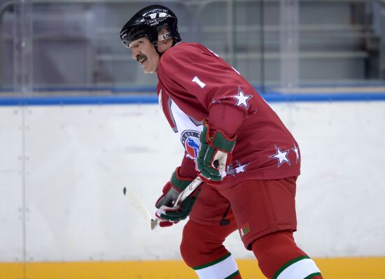 Vladimir Putin takes part in friendly hockey match