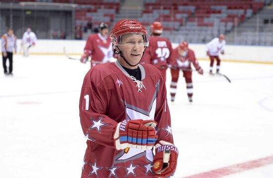 Vladimir Putin takes part in friendly hockey match