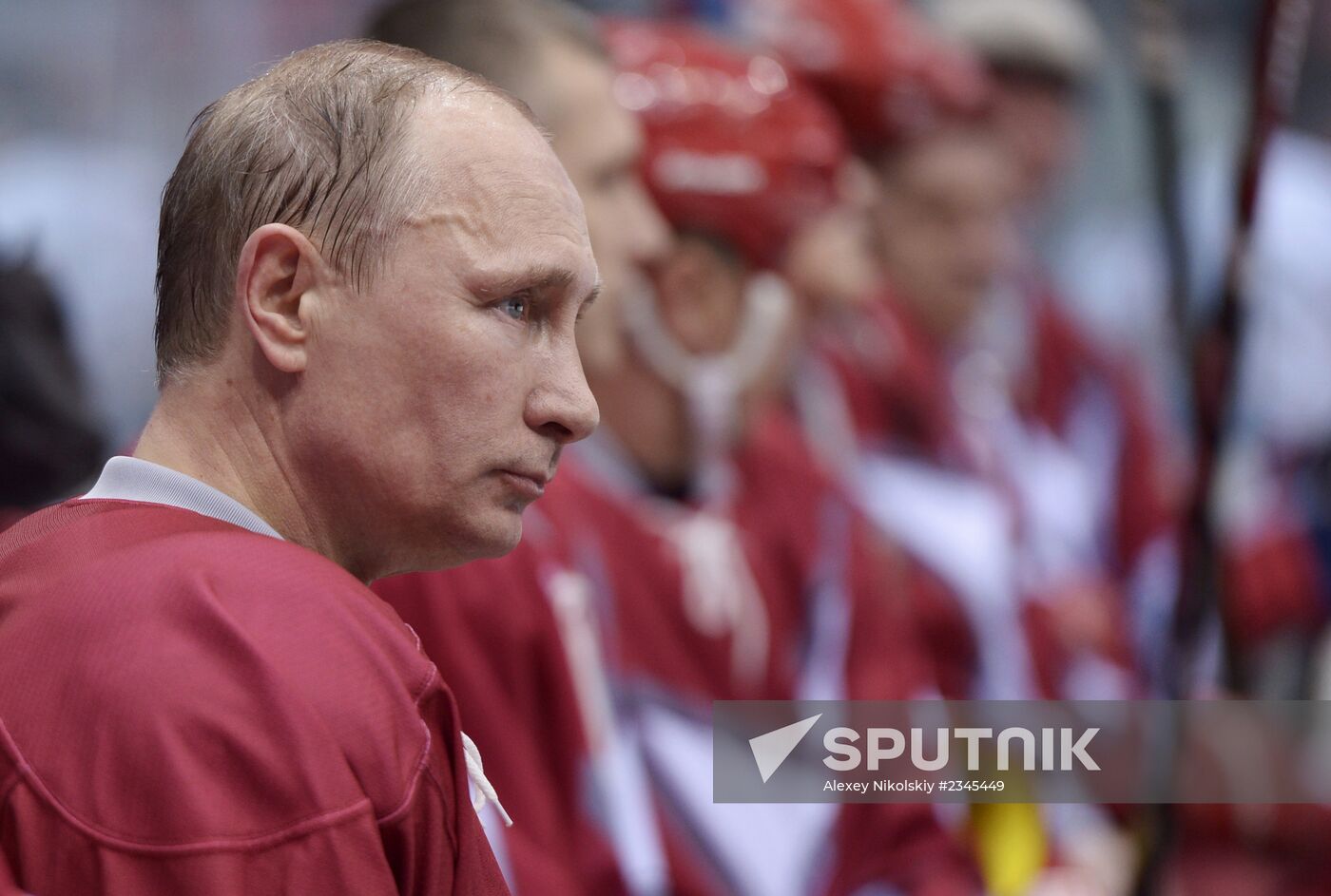 Vladimir Putin takes part in friendly hockey match