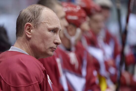Vladimir Putin takes part in friendly hockey match