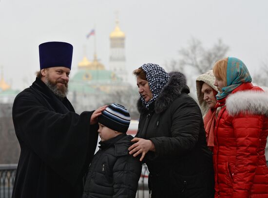 Believers wait in line to see Gifts of the Magi in Moscow