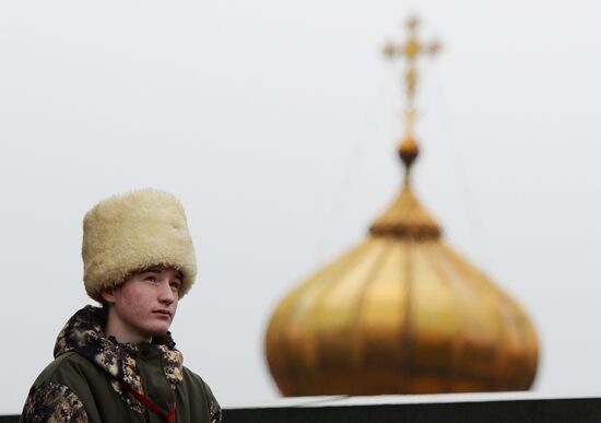 Believers wait in line to see Gifts of the Magi in Moscow