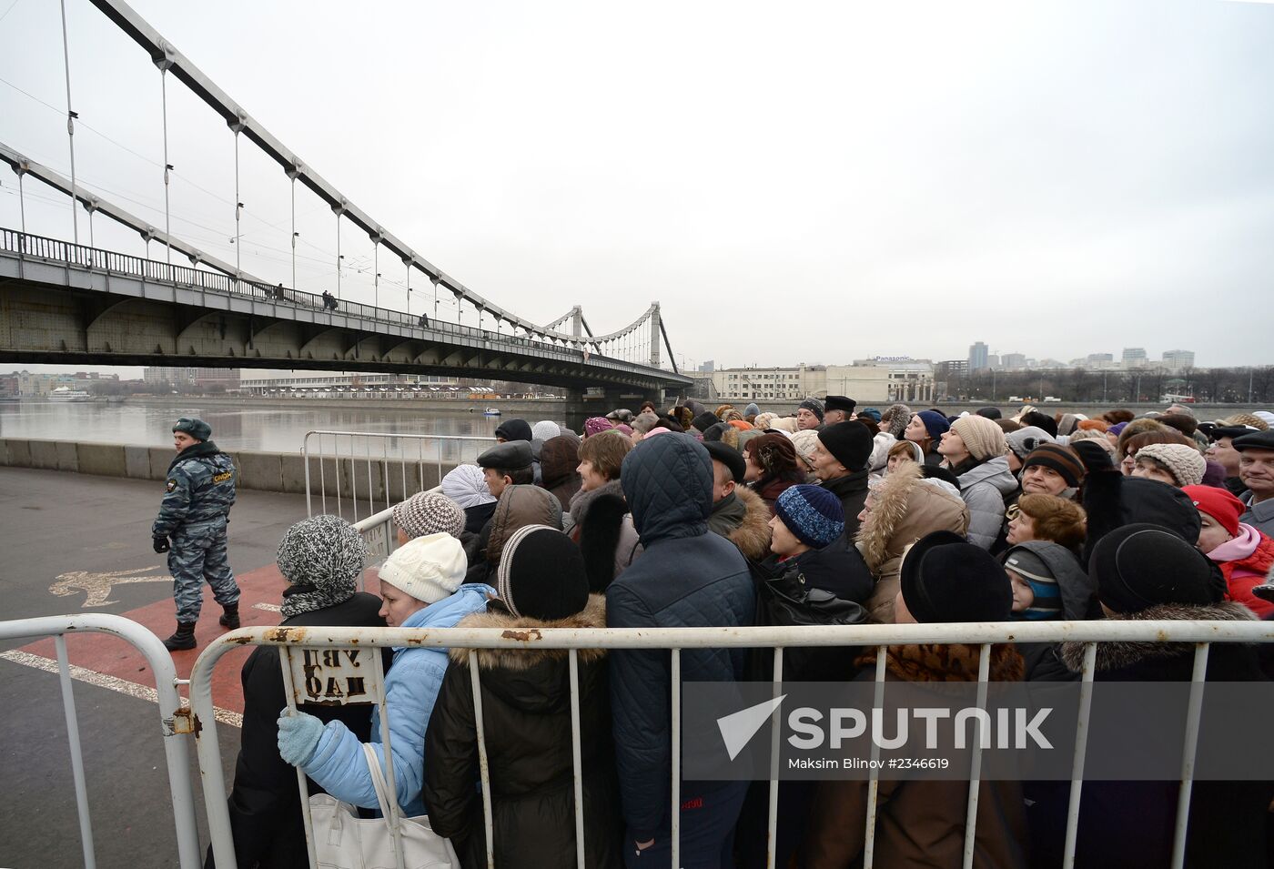 Believers wait in line to see the Gifts of the Magi in Moscow