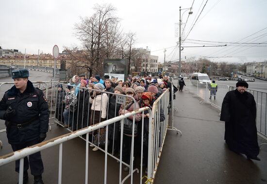 Believers wait in line to see the Gifts of the Magi in Moscow
