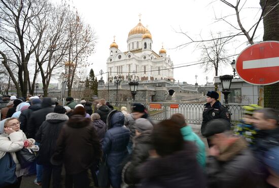 Believers wait in line to see the Gifts of the Magi in Moscow