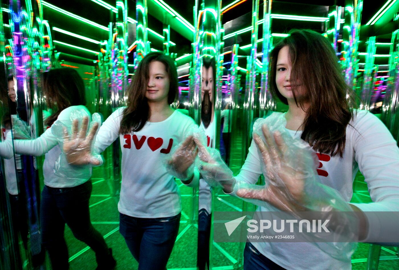 Mirror labyrinth opens in Vladivostok