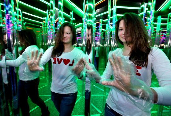 Mirror labyrinth opens in Vladivostok