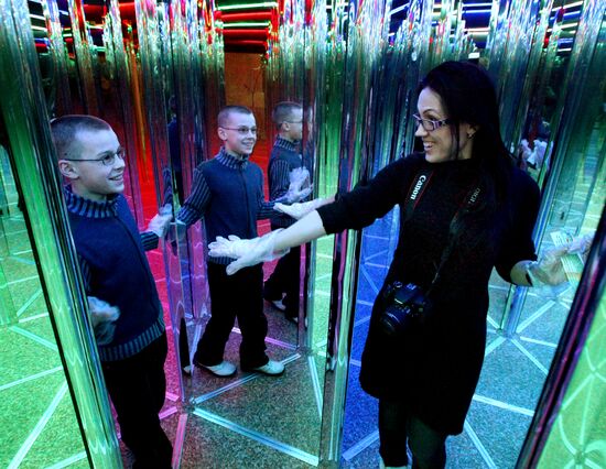 Mirror labyrinth opens in Vladivostok