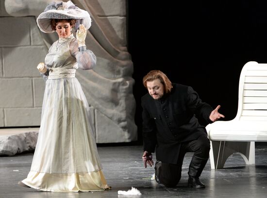 Epiphany festival opens in New Opera theater