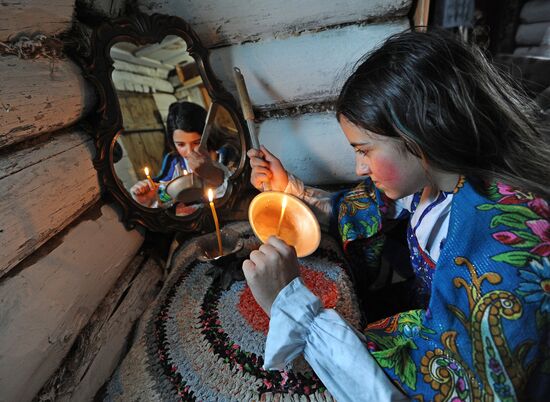 Yuletide carols and divination in Chelyabinsk