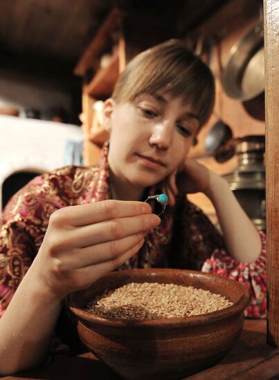 Yuletide carols and divination in Chelyabinsk
