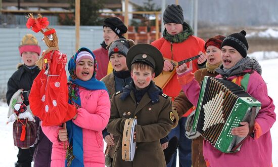 Yuletide carols and divination in Chelyabinsk