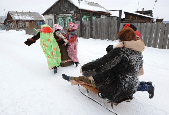 Yuletide carols and divination in Chelyabinsk